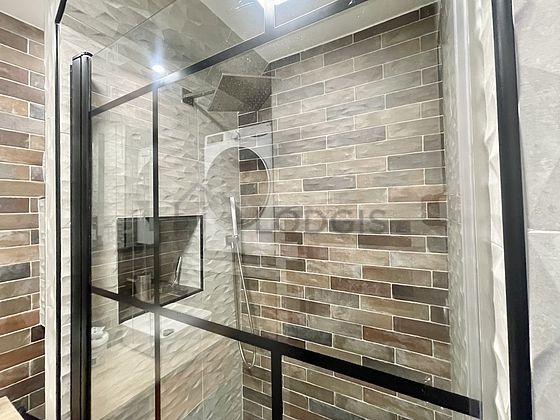 Salle de bain avec du carrelage au sol