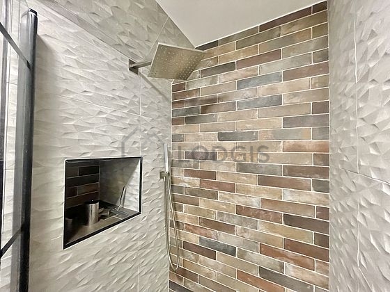 Salle de bain équipée de lave linge, sèche linge