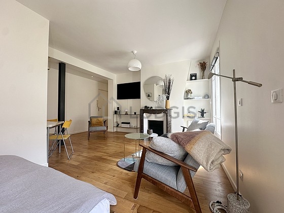Séjour calme équipé de 1 lit(s) de 140cm, télé, placard, 2 chaise(s)