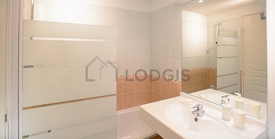 Salle de bain avec du carrelage au sol