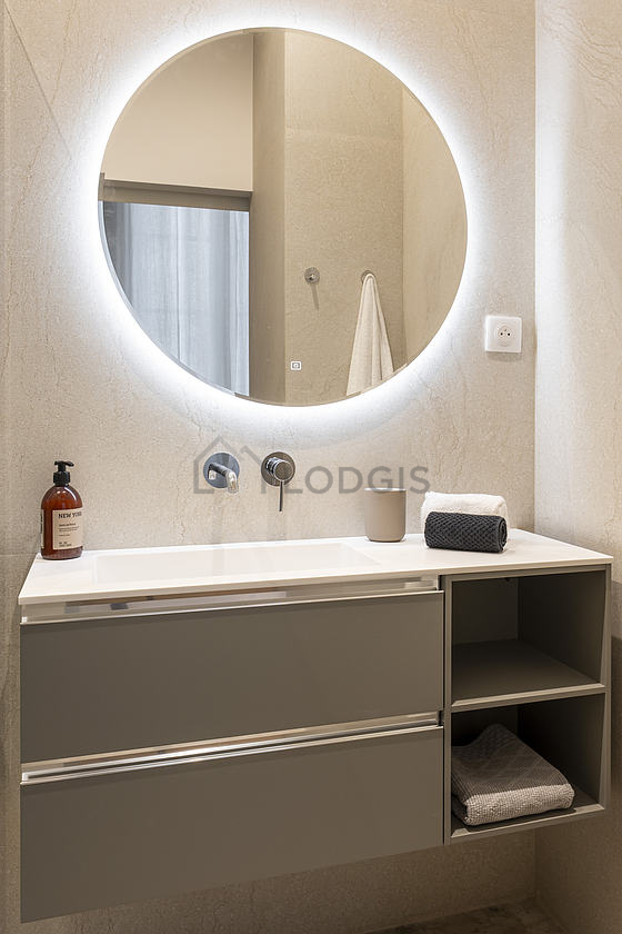 Salle de bain équipée de douche séparée