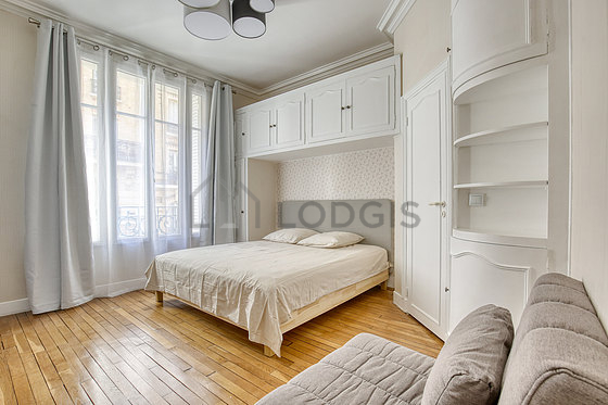 Bedroom of 17m² with wooden floor