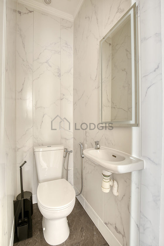 Toilettes indépendantes de la salle d'eau