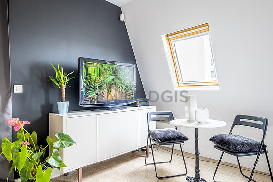 Salon avec du parquet au sol
