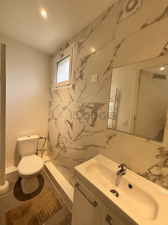 Bathroom equipped with bath towels