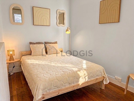 Bedroom equipped with desk