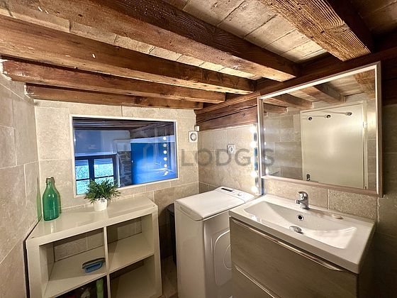 Salle de bain équipée de lave linge, douche séparée