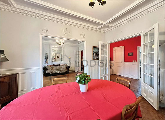 Salle à manger équipée de 1 chaise(s)