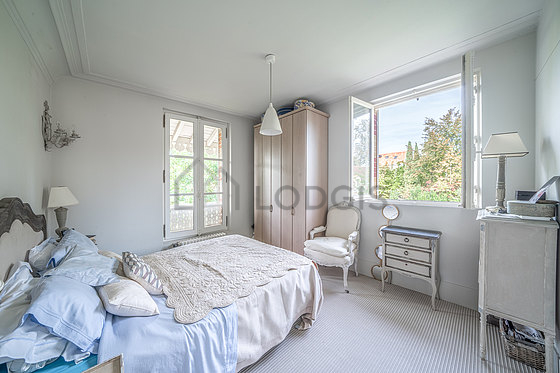 Chambre avec fenêtres