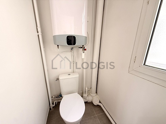 Toilettes indépendantes de la salle d'eau