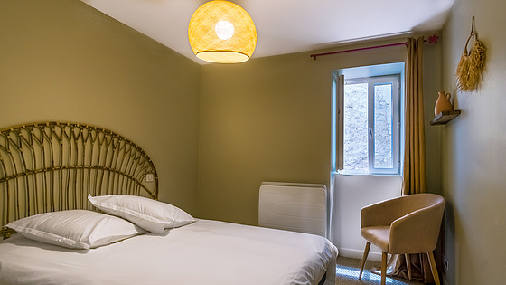 Chambre avec du parquet au sol