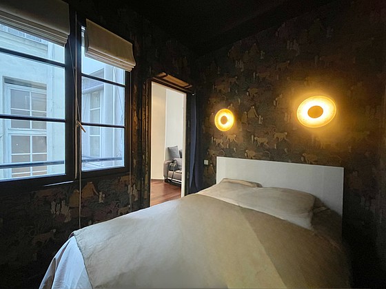 Chambre avec fenêtres