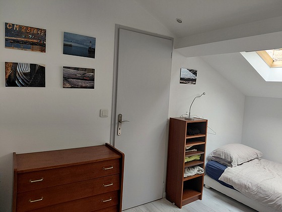 Mezzanine sous belle hauteur de plafond avec du parquet au sol