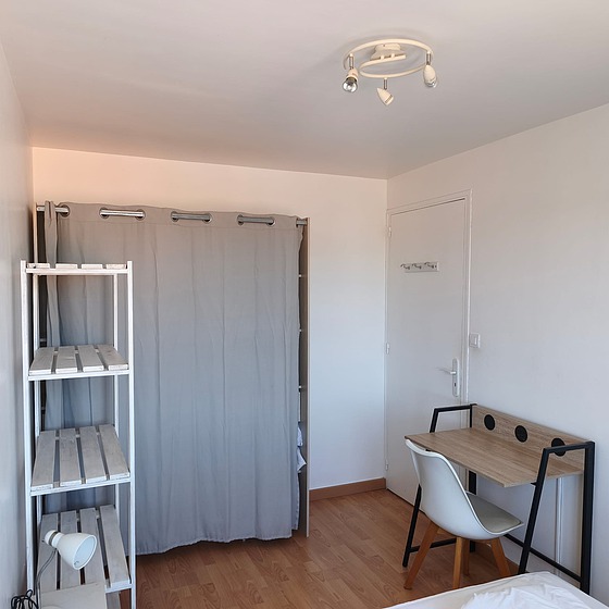 Chambre avec fenêtres