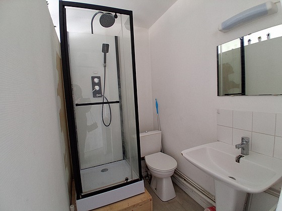Salle de bain avec du parquet au sol