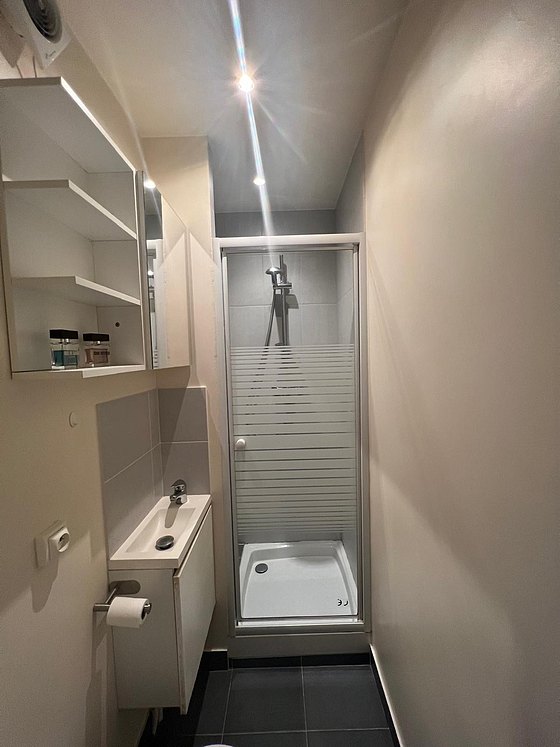 Salle de bain avec du carrelage au sol