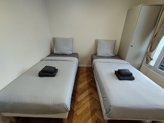 Chambre avec fenêtres