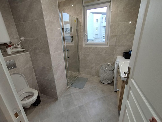 Salle de bain avec du carrelage au sol