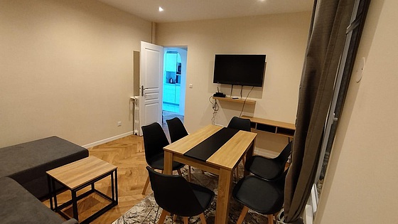 Salon avec du parquet au sol