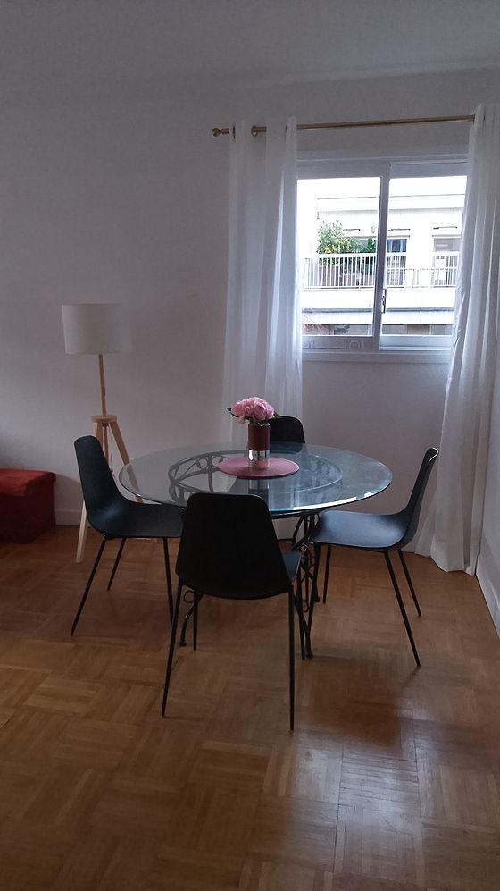 Large living room of 24m² with wooden floor