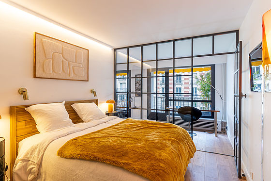 Chambre avec du parquet au sol