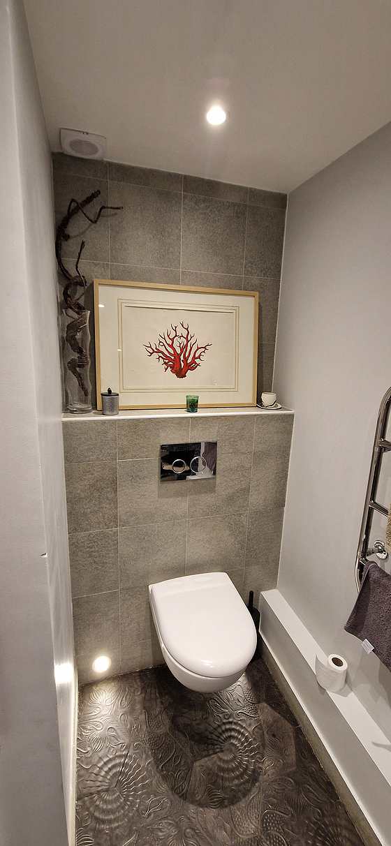Toilettes indépendantes de la salle d'eau