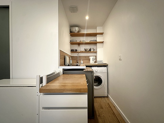 Cuisine avec du parquet au sol