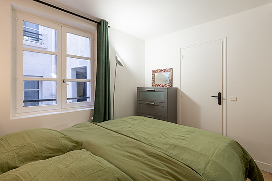 Chambre avec fenêtres