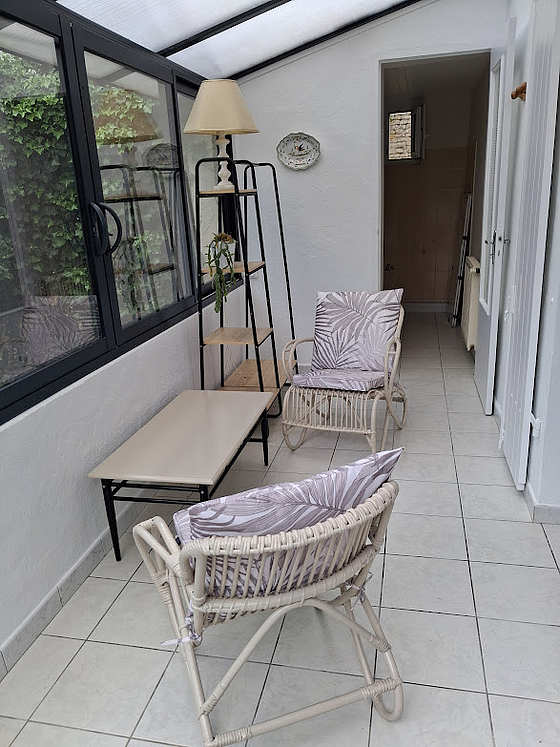 Loggia avec du carrelage au sol