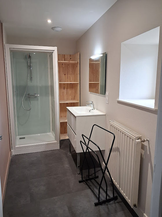 Salle de bain équipée de lave linge, douche séparée