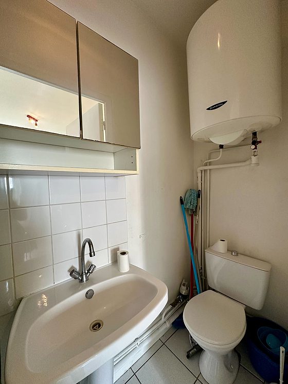 Salle de bain équipée de douche séparée