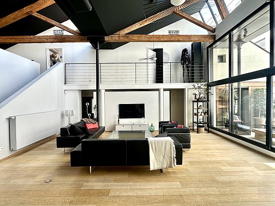 Grand salon de 60m² avec du parquet au sol