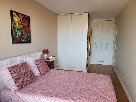 Chambre avec fenêtres donnant sur cour