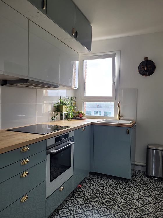 Cuisine équipée de lave vaisselle, plaques de cuisson, réfrigerateur, vaisselle