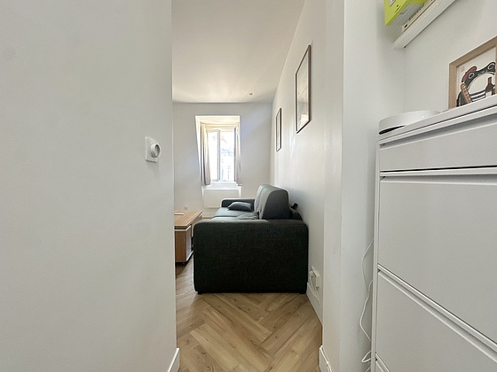 Belle entrée avec du parquet au sol
