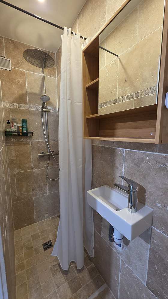 Salle de bain équipée de douche séparée