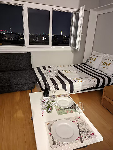 Séjour équipé de 2 canapé(s) lit(s) de 90cm, 1 lit(s) de 140cm, télé