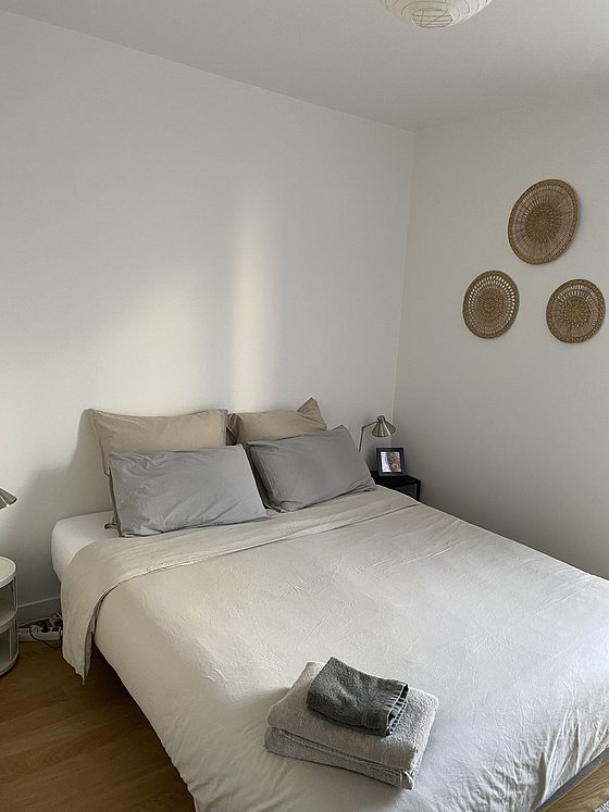 Chambre avec du parquet au sol