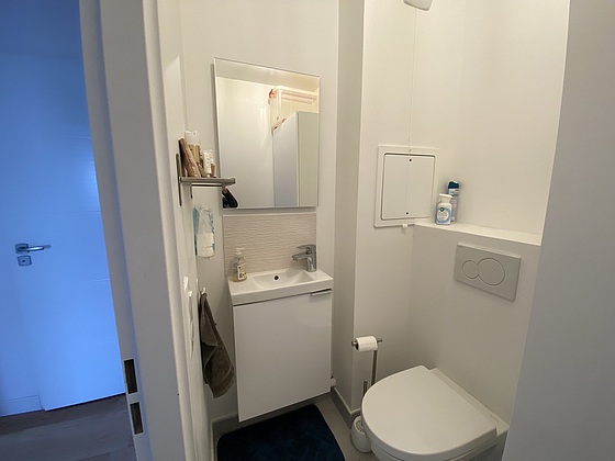 Toilettes indépendantes de la salle d'eau
