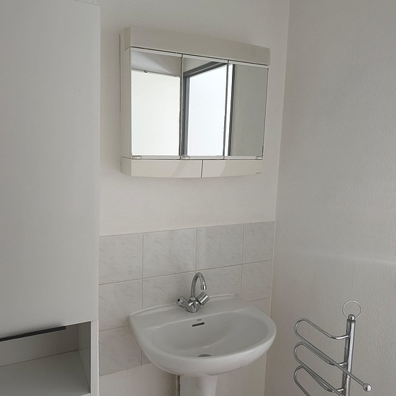 Agréable salle de bain très claire avec du carrelage au sol