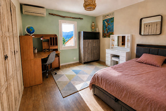 Chambre avec du parquet au sol