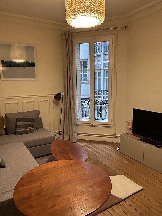 Salon avec du parquet au sol