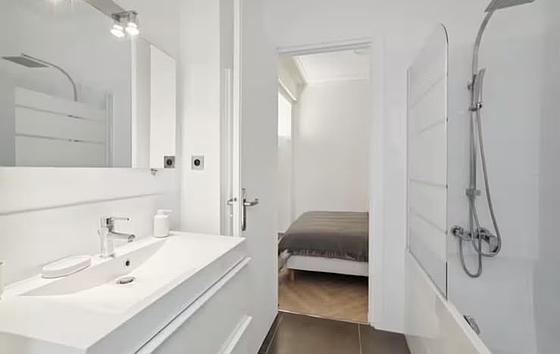 Salle de bain avec du carrelage au sol