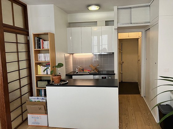 Belle cuisine avec du parquet au sol