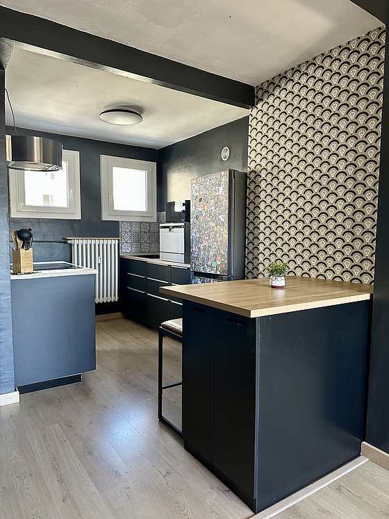 Kitchen equipped with washing machine, refrigerator