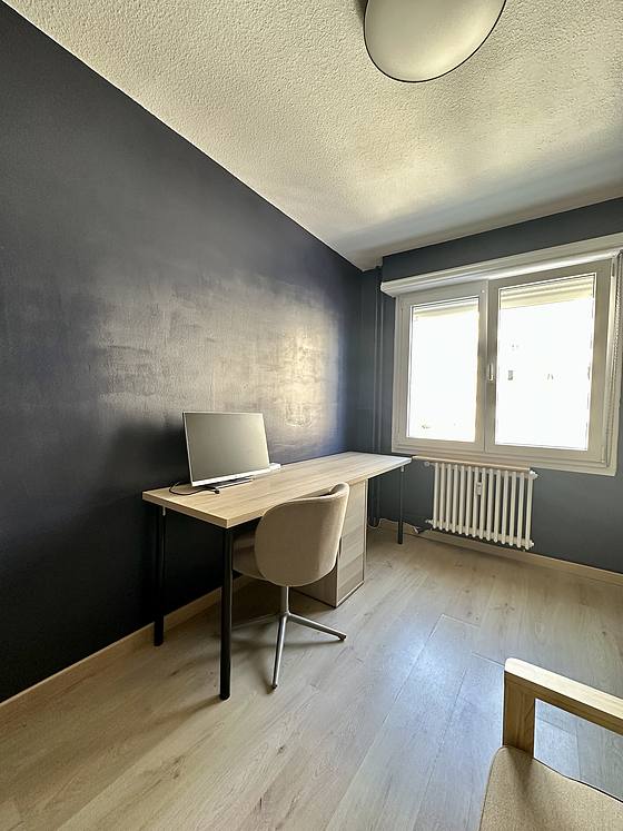 Chambre avec du parquet au sol