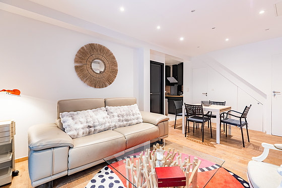 Quiet living room furnished with air conditioning, sofa, 1 chair(s)