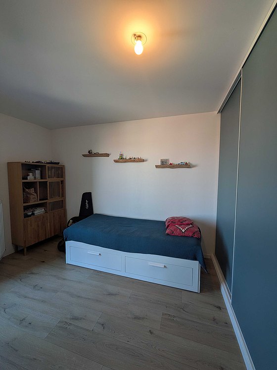 Bedroom equipped with desk, 1 chair(s)
