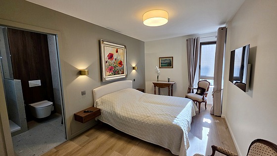 Chambre avec du parquet au sol