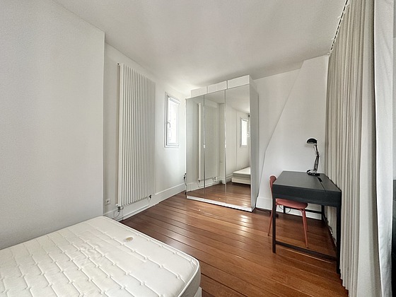 Chambre avec fenêtres
